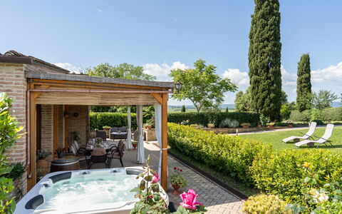 Capanna Di Elfo: Zwembad, Struik, Tuin, Meubilair, Toevlucht, Bloempot, Buitenmeubels, Eco Hotel, Werf