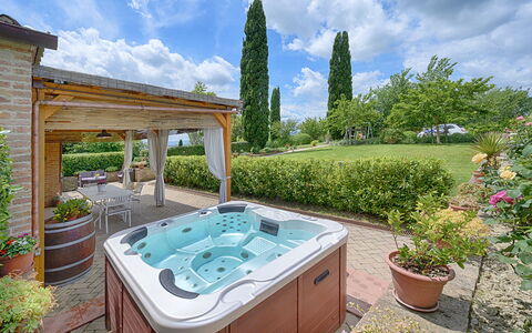 Capanna Di Elfo: Zwembad, Loodgieterswerkinrichting, Bad, Toevlucht, Meubilair, Bloempot, Vrije Tijd, Kamerplant, Jacuzzi