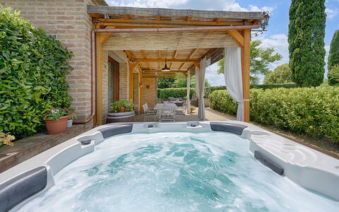 Capanna Di Elfo: Zwembad, Toevlucht, Meubilair, Bloempot, Eco Hotel, Vrije Tijd, Kamerplant, Buitenmeubels, Bad