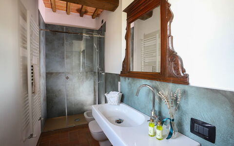 Capanna Di Elfo: Loodgieterswerkinrichting, Flooring, Interieur Ontwerp, Verdieping, Kraan, Verlichting, Loodgieter, Badkamer, Wastafel, Wastafel In De Badkamer