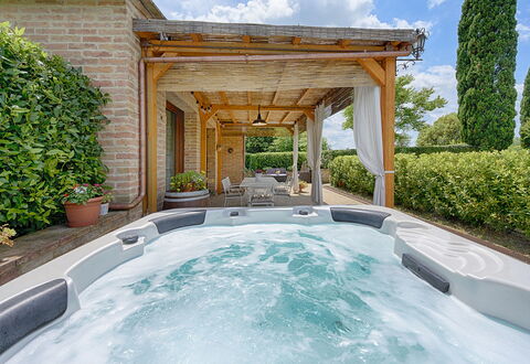 Capanna Di Elfo: Zwembad, Toevlucht, Meubilair, Bloempot, Eco Hotel, Vrije Tijd, Kamerplant, Buitenmeubels, Bad