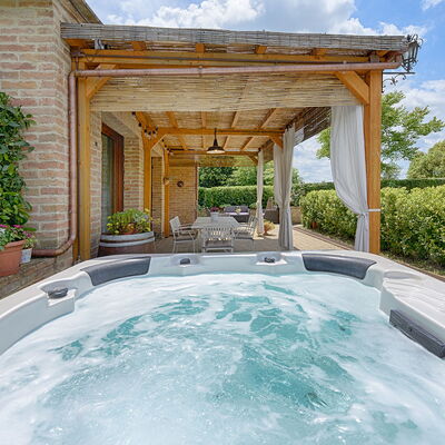 Capanna Di Elfo: Zwembad, Toevlucht, Meubilair, Bloempot, Eco Hotel, Vrije Tijd, Kamerplant, Buitenmeubels, Bad