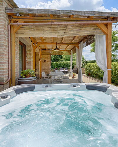 Capanna Di Elfo: Zwembad, Toevlucht, Meubilair, Bloempot, Eco Hotel, Vrije Tijd, Kamerplant, Buitenmeubels, Bad