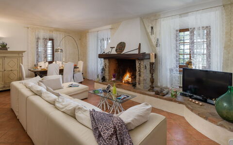 Capanna al Lago, Chianti Heritage with Vineyards V: Meubilair, Interieur Ontwerp, Flooring, Hout, Bankstel, Verdieping, Woonkamer, Kamer, Tafel, Stoel