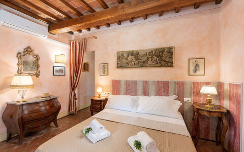 Dimora Di Castroncello: Muur, Meubilair, Interieur Ontwerp, Huis, Verdieping, Bloempot, Slaapkamer, Bed, Appartement, Kamerplant