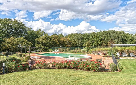 Dimora Di Castroncello: Zwembad, Tuin, Toevlucht, Landscaping, Gazon, Park, Schaduw, Werf, Backyard, Eco Hotel