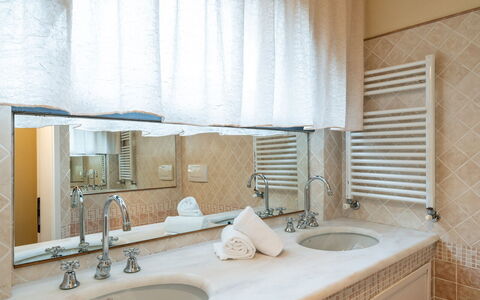 Dimora Di Castroncello: Interieur Ontwerp, Muur, Loodgieterswerkinrichting, Flooring, Verdieping, Badkamer, Wastafel In De Badkamer, Wastafel, Kraan, Spiegel