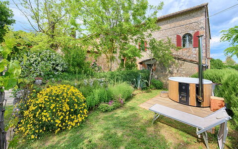 Podere Lorena, Charming Tuscan Farmhouse: Tuin, Struik, Land Lot, Backyard, Gazon, Werf, Landscaping, Schaduw, Garden Gebouwen, Outdoor Structuur