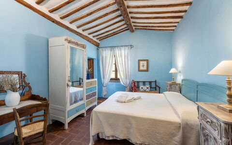 Podere Lorena, Charming Tuscan Farmhouse: Meubilair, Bed, Slaapkamer, Flooring, Interieur Ontwerp, Verdieping, Textiel, Bedding, Laken, Linens