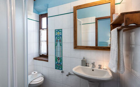 Podere Lorena, Charming Tuscan Farmhouse: Muur, Wastafel In De Badkamer, Interieur Ontwerp, Loodgieterswerkinrichting, Flooring, Wastafel, Verdieping, Badkamer, Kraan, Plafond