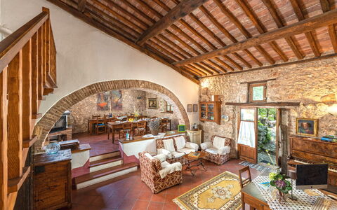 Podere Lorena, Charming Tuscan Farmhouse: Meubilair, Muur, Interieur Ontwerp, Stoel, Huis, Flooring, Tafel, Plafond, Stenen Muur, Woonkamer