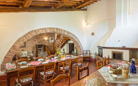 Podere Lorena, Charming Tuscan Farmhouse: Meubilair, Muur, Hout, Tafel, Interieur Ontwerp, Keuken En Eettafel, Flooring, Plafond, Eetkamer, Stoel