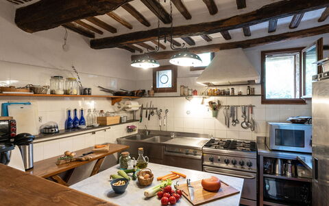 Podere Lorena, Charming Tuscan Farmhouse: Keuken, Meubilair, Countertop, Interieur Ontwerp, Hout, Toestel Van De Keuken, Plafond, Flooring, Verlichting, Kamer