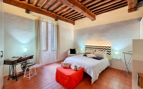 The Silent Courtyard Retreat: Spacious 2-Bedroom S: Interieur Ontwerp, Slaapkamer, Meubilair, Flooring, Verdieping, Plafond, Huis, Kamer, Bed, Bed Frame