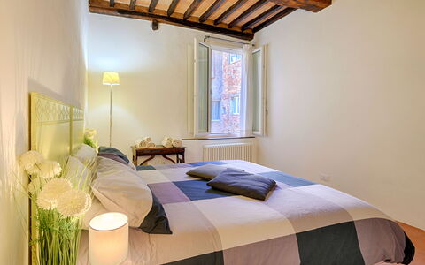 The Silent Courtyard Retreat: Spacious 2-Bedroom S: Interieur Ontwerp, Hout, Slaapkamer, Plafond, Bed, Meubilair, Kamer, Flooring, Verdieping, Laken