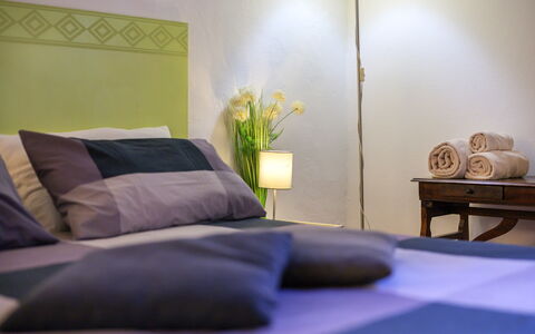 The Silent Courtyard Retreat: Spacious 2-Bedroom S: Bed, Meubilair, Slaapkamer, Bedding, Interieur Ontwerp, Laken, Linens, Kamer, Verdieping, Textiel