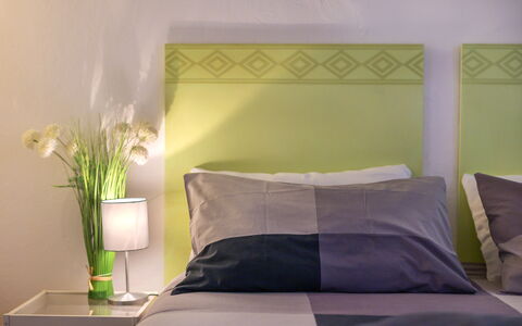 The Silent Courtyard Retreat: Spacious 2-Bedroom S: Bed, Meubilair, Slaapkamer, Bedding, Interieur Ontwerp, Laken, Linens, Textiel, Bed Frame, Kussen Gooien