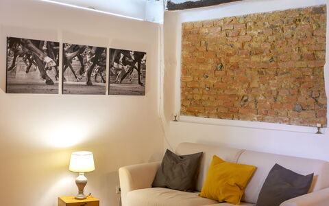 The Silent Courtyard Retreat: Spacious 2-Bedroom S: Muur, Interieur Ontwerp, Meubilair, Flooring, Kamer, Huis, Verdieping, Woonkamer, Verlichting, Bankstel