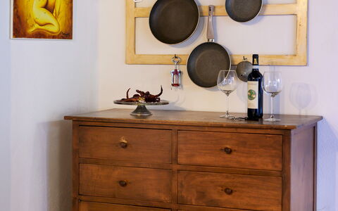 The Silent Courtyard Retreat: Spacious 2-Bedroom S: Hout, Meubilair, Keuken, Cabinetry, Lade, Kast, Beits, Stellingen