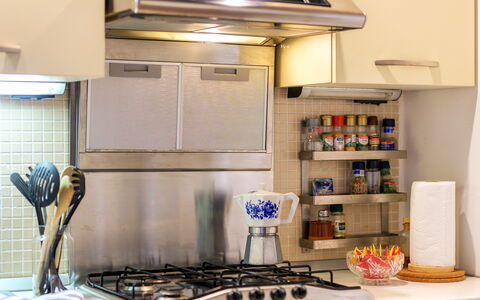 The Silent Courtyard Retreat: Spacious 2-Bedroom S: Toestel Van De Keuken, Keuken, Huishoudapparatuur, Major Appliance, Countertop, Fornuis, Fornuis, Gasfornuis, Cabinetry, Small Appliance