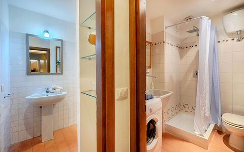 The Silent Courtyard Retreat: Spacious 2-Bedroom S: Flooring, Verdieping, Loodgieterswerkinrichting, Badkamer, Interieur Ontwerp, Hout, Wastafel In De Badkamer, Plafond, Wastafel, Kamer