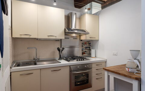 The Silent Courtyard Retreat: Spacious 2-Bedroom S: Toestel Van De Keuken, Keuken, Countertop, Major Appliance, Cabinetry, Fornuis, Fornuis, Huishoudapparatuur, Interieur Ontwerp, Gootsteen