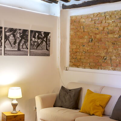 The Silent Courtyard Retreat: Spacious 2-Bedroom S: Muur, Interieur Ontwerp, Meubilair, Flooring, Kamer, Huis, Verdieping, Woonkamer, Verlichting, Bankstel