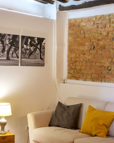 The Silent Courtyard Retreat: Spacious 2-Bedroom S: Muur, Interieur Ontwerp, Meubilair, Flooring, Kamer, Huis, Verdieping, Woonkamer, Verlichting, Bankstel