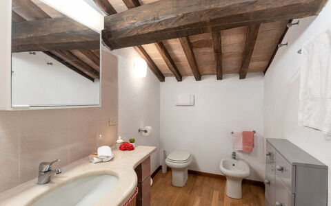 Casale del Timignano, Private Villa with Huge Gard: Muur, Loodgieterswerkinrichting, Flooring, Wastafel, Badkamer, Verdieping, Interieur Ontwerp, Plafond, Wastafel In De Badkamer, Kraan