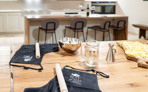 Villa Cortona: Eco-Sustainable Luxury Estate with: Meubilair, Beits, Hardwood, Huishoudapparatuur, Koken, Serveware, Houten Vloer, Voedsel, Countertop