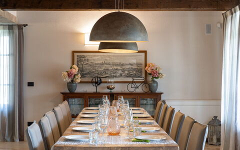 Villa Cortona: Eco-Sustainable Luxury Estate with: Meubilair, Interieur Ontwerp, Tafel, Hout, Keuken En Eettafel, Eetkamer, Lichte Inrichting, Plafond, Stoel, Flooring