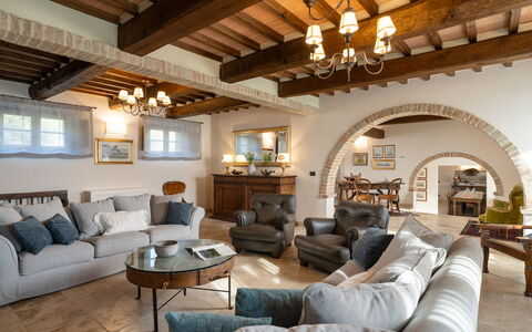 Villa Cortona: Eco-Sustainable Luxury Estate with: Meubilair, Interieur Ontwerp, Bankstel, Muur, Flooring, Hout, Plafond, Tafel, Kamer, Woonkamer