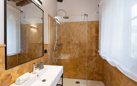 Villa Cortona: Eco-Sustainable Luxury Estate with: Flooring, Interieur Ontwerp, Verdieping, Loodgieterswerkinrichting, Badkamer, Hout, Verlichting, Wastafel, Loodgieter, Kamer