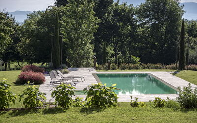 Villa Cortona: Eco-Sustainable Luxury Estate with: Struik, Tuin, Zwembad, Landscaping, Backyard, Schaduw, Gazon, Flagstone, Werf, Buitenmeubels
