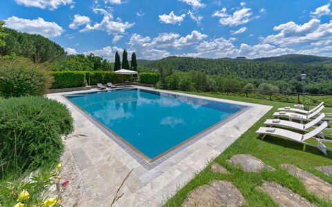 La Dimora del Chianti Dimora: Stunning Tuscan Vill: Blauw, Zwembad, Toevlucht, Buitenmeubels, Eco Hotel, Landscaping, Waterpartij, Schaduw, Thermae, Reflecting Pool