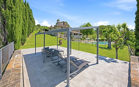 La Dimora del Chianti Dimora: Stunning Tuscan Ston: Samengesteld Materiaal, Meubilair, Schaduw, Buitenmeubels, Tuin, Outdoor Structuur, Beton, Landscaping, Flagstone, Pergola