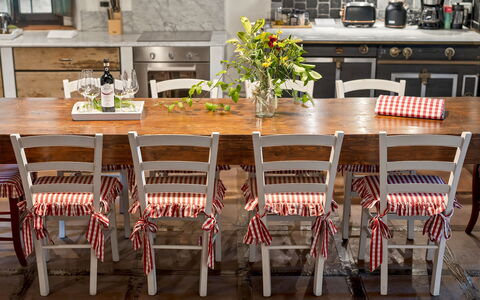 La Dimora del Chianti Dimora: Stunning Tuscan Ston: Meubilair, Hout, Interieur Ontwerp, Tafel, Flooring, Stoel, Keuken En Eettafel, Eetkamer, Kamer, Beits