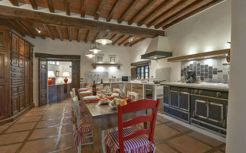 La Dimora del Chianti Dimora: Stunning Tuscan Vill: Meubilair, Keuken, Interieur Ontwerp, Flooring, Countertop, Cabinetry, Hout, Toestel Van De Keuken, Plafond, Verdieping