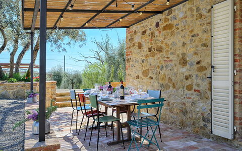 Marielena Authentic Chianti Retreat: Panoramic Vie: Meubilair, Tafel, Buitenmeubels, Keuken En Eettafel, Stoel, Buitentafel, Patio, Schaduw, Eetkamer, Restaurant