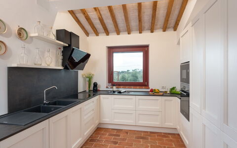 Marielena Authentic Chianti Retreat: Panoramic Vie: Keuken, Countertop, Interieur Ontwerp, Flooring, Toestel Van De Keuken, Cabinetry, Hout, Meubilair, Verdieping, Huis