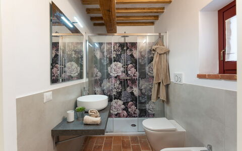 Marielena Authentic Chianti Retreat: Panoramic Vie: Loodgieterswerkinrichting, Interieur Ontwerp, Flooring, Badkamer, Verdieping, Wastafel, Kraan, Wastafel In De Badkamer, Loodgieter, Huis