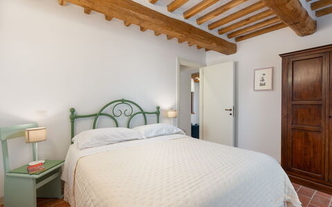 Marielena Authentic Chianti Retreat: Panoramic Vie: Muur, Slaapkamer, Meubilair, Bed, Interieur Ontwerp, Plafond, Verdieping, Flooring, Bedding, Laken