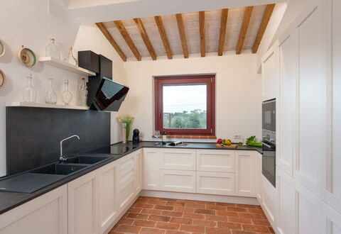 Marielena Authentic Chianti Retreat: Panoramic Vie: Keuken, Countertop, Interieur Ontwerp, Flooring, Toestel Van De Keuken, Cabinetry, Hout, Meubilair, Verdieping, Huis