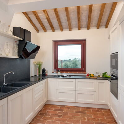 Marielena Authentic Chianti Retreat: Panoramic Vie: Keuken, Countertop, Interieur Ontwerp, Flooring, Toestel Van De Keuken, Cabinetry, Hout, Meubilair, Verdieping, Huis