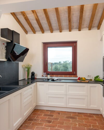 Marielena Authentic Chianti Retreat: Panoramic Vie: Keuken, Countertop, Interieur Ontwerp, Flooring, Toestel Van De Keuken, Cabinetry, Hout, Meubilair, Verdieping, Huis