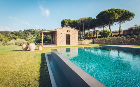 Villa Petrosa: Your Private Escape Overlooking the: Zwembad, Tuin, Landgoed, Landscaping, Toevlucht, Backyard, Waterpartij, Boerderij, Villa, Binnenplaats