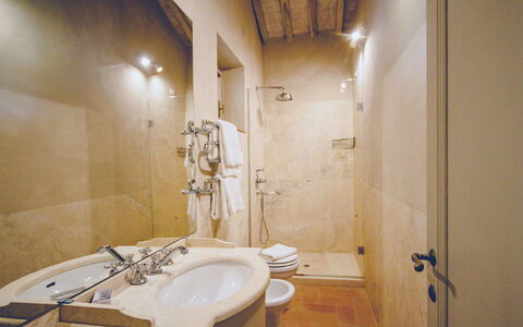 Villa Petrosa: Your Private Escape Overlooking the: Interieur Ontwerp, Flooring, Muur, Verdieping, Loodgieterswerkinrichting, Plafond, Meubilair, Badkamer, Verlichting, Kamer