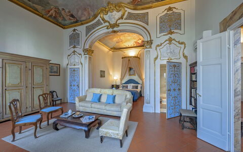Elegant Suite: Florence Apartment with View on Med: Interieur Ontwerp, Meubilair, Plafond, Flooring, Kamer, Verdieping, Slaapkamer, Stoel, Woonkamer, Gieten