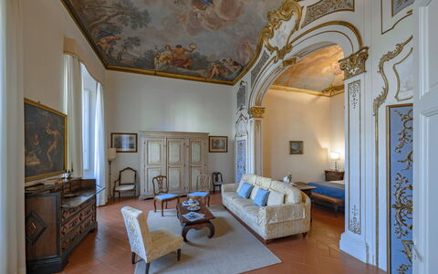 Elegant Suite: Florence Apartment with View on Med: Meubilair, Interieur Ontwerp, Flooring, Verdieping, Plafond, Verlichting, Kamer, Woonkamer, Stoel, Fotolijst