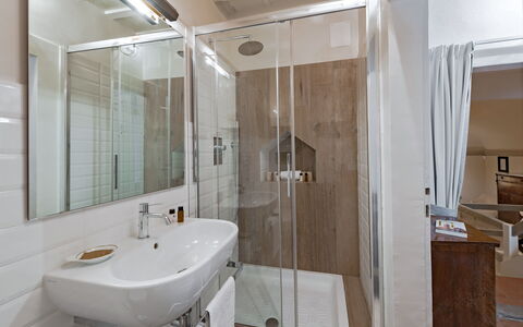 Elegant Suite: Florence Apartment with View on Med: Badkamer, Loodgieterswerkinrichting, Interieur Ontwerp, Flooring, Verdieping, Wastafel, Loodgieter, Kamer, Plafond, Kraan